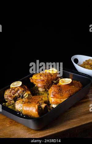Knusprig gebratene Schweineknöchel aus dem Ofen Stockfoto