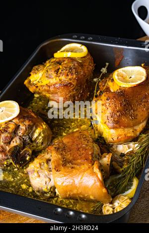 Knusprig gebratene Schweineknöchel aus dem Ofen Stockfoto