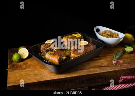 Knusprig gebratene Schweineknöchel aus dem Ofen Stockfoto