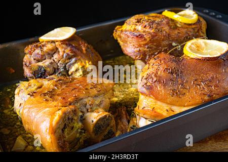 Knusprig gebratene Schweineknöchel aus dem Ofen Stockfoto