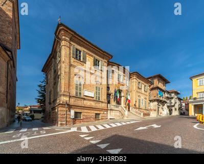 Bra, Cuneo, Piemont, Italien - 28. Oktober 2021: Gebäude des Bra-Rathauses (Projekt von Bernardo Vittone 1897) in der Via Martiri della Liberty Stockfoto
