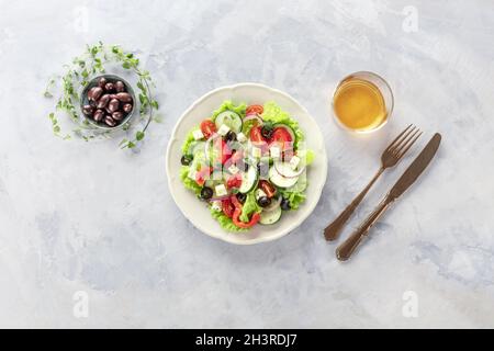 Griechischer Salat. Ein Teller mit frischem Salat mit Salat, Fetakäse, Tomaten, Gurken usw. Stockfoto