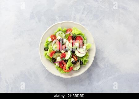 Griechischer Salat. Ein Teller mit frischem Salat mit Salat, Feta-Käse, Tomaten usw. Stockfoto
