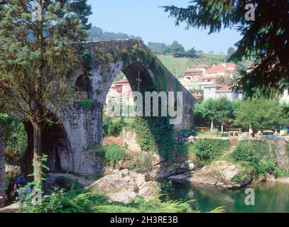 PUENTE MEDIEVAL SOBRE EL SELLA EN LA CALZADA ROMANA QUE UNIA ASTURIAS Y SANTANDER - SIGLO XIII - FOTO AÑOS 00. ORT: PUENTE MEDIEVAL DE ORIGENES ROMANO. CANGAS DE ONIS. ASTURIEN. SPANIEN. Stockfoto