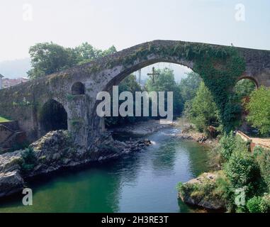 PUENTE MEDIEVAL CONSTRUIDO EN EL SIGLO XIII DE ORIGENES ROMANO SOBRE EL RIO SELLA - FOTO AÑOS 00. ORT: PUENTE MEDIEVAL DE ORIGENES ROMANO. CANGAS DE ONIS. ASTURIEN. SPANIEN. Stockfoto