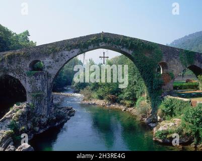 PUENTE MEDIEVAL SOBRE EL SELLA EN LA CALZADA ROMANA QUE UNIA ASTURIAS Y SANTANDER - SIGLO XIII - FOTO AÑOS 00. ORT: PUENTE MEDIEVAL DE ORIGENES ROMANO. CANGAS DE ONIS. ASTURIEN. SPANIEN. Stockfoto