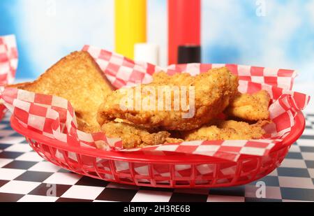 Hähnchen-Tender mit Toast im Retro Diner Stockfoto