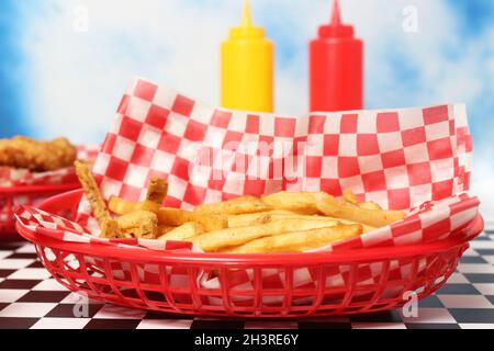 Hähnchen-Tender mit Toast im Retro Diner Stockfoto