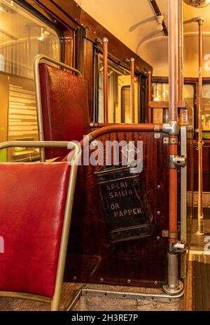 Der Sitz des Dirigenten an Bord einer alten Straßenbahn, ausgestellt im Tram Museum in Helsinki, Finnland. Stockfoto