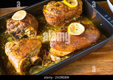 Knusprig gebratene Schweineknöchel aus dem Ofen Stockfoto