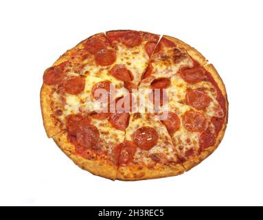 Frisch gekochte und in Scheiben geschnittene Pepperoni Pizza ganz Stockfoto