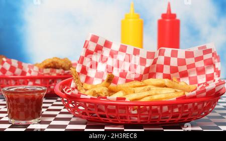 Hähnchen-Tender mit Toast im Retro Diner Stockfoto