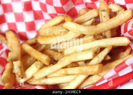 Pommes Frites im Retro Cafe mit kariertem Papier Stockfoto