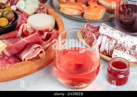 Rosenwein mit Wurstwaren, Käse und Lachs-Sandwiches. Spanische Tapas Stockfoto