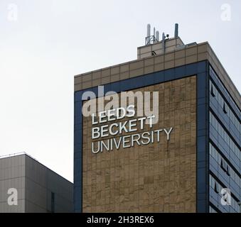 Schild am Hauptgebäude der leeds beckett University in der Cookridge Street Stockfoto