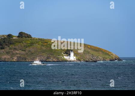 PENDENNIS POINT, FALMOUTH, CORNWALL, UK - MAI 10 : Blick über den Leuchtturm von St Anthonys Head in Truro, Cornwall am 10. Mai 2021 Stockfoto