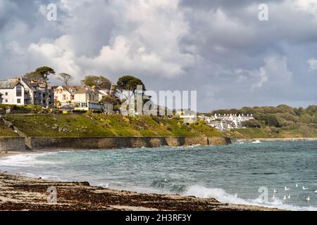 GYLLYNGVASE BEACH, FALMOUTH, CORNWALL, UK - MAI 10 : Blick auf den Gyllyngvase Beach in der Nähe von Falmouth in Cornwall am 10. Mai 2021. Uniden Stockfoto