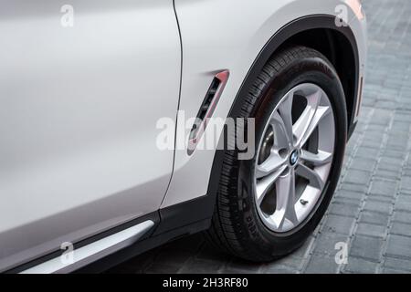 Ukraine, Odessa 8. - 2021. Juli: Rad mit Pirelli Cinturato P7 Reifen eines neuen modernen BMW SUV Autos. Rückansicht Stockfoto