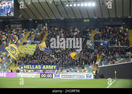 Udine, Italien. Oktober 2021. Fans von Hellas Verona während Udinese Calcio gegen Hellas Verona FC, italienische Fußballserie A Spiel in Udine, Italien, Oktober 27 2021 Quelle: Independent Photo Agency/Alamy Live News Stockfoto