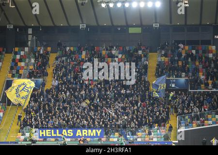 Udine, Italien. Oktober 2021. Fans von Hellas Verona während Udinese Calcio gegen Hellas Verona FC, italienische Fußballserie A Spiel in Udine, Italien, Oktober 27 2021 Quelle: Independent Photo Agency/Alamy Live News Stockfoto