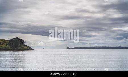 ST MAWES, CORNWALL, Großbritannien - MAI 12 : Schiff, das am 12. Mai 2021 St Mawes, Cornwall passiert Stockfoto