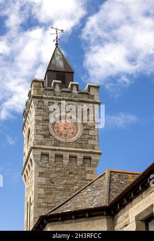 PORTHLEVEN, CORNWALL, UK - MAI 11 : Uhrturm des Bickford-Smith Instituts in Porthleven, Cornwall am 11. Mai 2021 Stockfoto