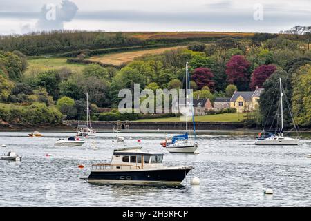 ST MAWES, CORNWALL, Großbritannien - 12. MAI: Boote festgemacht in St Mawes, Cornwall am 12. Mai 2021 Stockfoto
