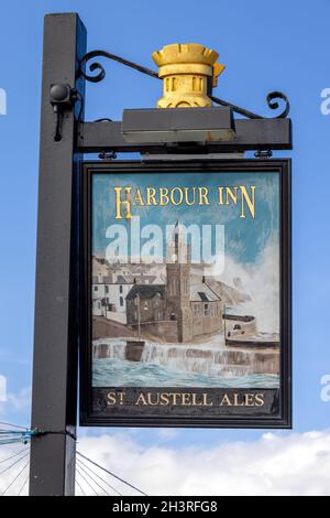 PORTHLEVEN, CORNWALL, UK - MAI 11 : Blick auf das Harbour Inn Schild in Porthleven, Cornwall am 11. Mai 2021 Stockfoto