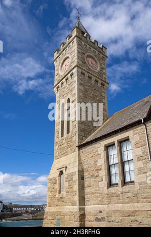 PORTHLEVEN, CORNWALL, UK - MAI 11 : Uhrturm des Bickford-Smith Instituts in Porthleven, Cornwall am 11. Mai 2021 Stockfoto