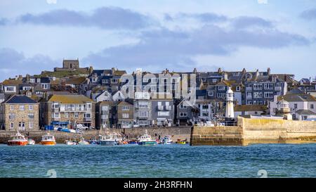 ST IVES, CORNWALL, Großbritannien - MAI 13 : Blick vom Porthminster Beach in Richtung St Ives, Cornwall am 13. Mai 2021. Nicht identifizierte Personen Stockfoto