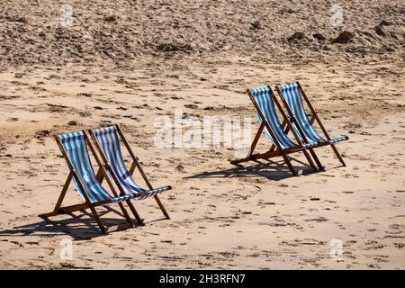 ST IVES, CORNWALL, Großbritannien - MAI 13 : Liegestühle am Harbour Beach in St Ives, Cornwall am 13. Mai 2021 Stockfoto