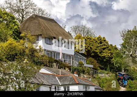 HELSTON, CORNWALL, UK - MAI 14 : Reetgedeckte Hütte in Helston, Cornwall am 14. Mai 2021 Stockfoto