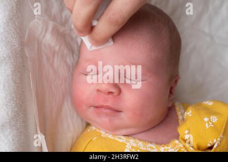 Morgens das Gesicht des Babys reinigen. Hygieneverfahren für das Baby Stockfoto