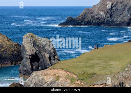 KYNANCE COVE CORNWALL, Großbritannien - MAI 14 : Menschen bewundern die zerklüftete Küstenlandschaft in Kynance Cove in Cornwall am 14. Mai 2021. Zwei Stockfoto