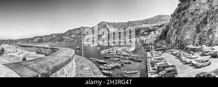 Schöne Seeseite im Küstendorf Chianalea, Fischerviertel und Bruch von Scilla, Kalabrien, Italien Stockfoto