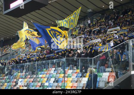 Udine, Italien. Oktober 2021. Fans von Hellas Verona während Udinese Calcio gegen Hellas Verona FC, italienische Fußballserie A Spiel in Udine, Italien, Oktober 27 2021 Quelle: Independent Photo Agency/Alamy Live News Stockfoto