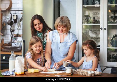 Großmutter und Enkelinnen kochen gemeinsam in der Küche Stockfoto