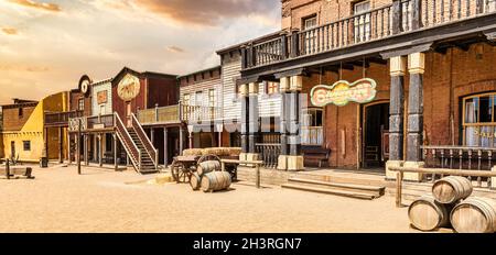 Vintage Far West Stadt mit Saloon. Alte Holzarchitektur im Wilden Westen. Stockfoto