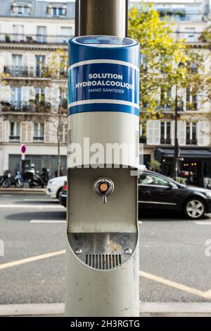 Hydroalkoholischer Gelspender auf den Straßen von Paris Stockfoto