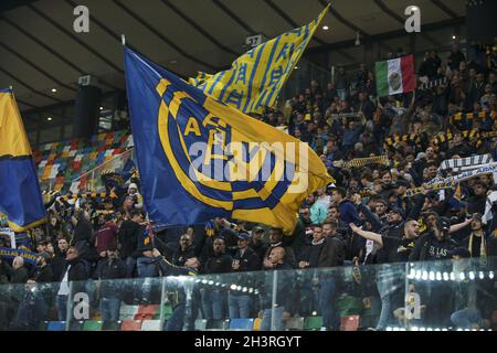 Udine, Italien. Oktober 2021. Fans von Hellas Verona während Udinese Calcio gegen Hellas Verona FC, italienische Fußballserie A Spiel in Udine, Italien, Oktober 27 2021 Quelle: Independent Photo Agency/Alamy Live News Stockfoto