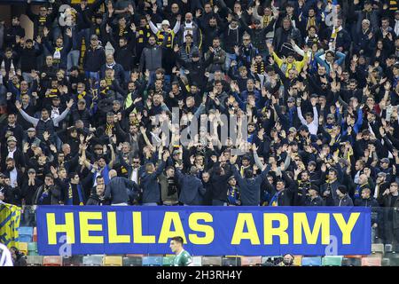 Udine, Italien. Oktober 2021. Fans von Hellas Verona während Udinese Calcio gegen Hellas Verona FC, italienische Fußballserie A Spiel in Udine, Italien, Oktober 27 2021 Quelle: Independent Photo Agency/Alamy Live News Stockfoto