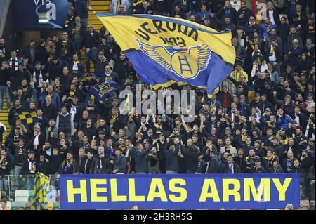 Udine, Italien. Oktober 2021. Fans von Hellas Verona während Udinese Calcio gegen Hellas Verona FC, italienische Fußballserie A Spiel in Udine, Italien, Oktober 27 2021 Quelle: Independent Photo Agency/Alamy Live News Stockfoto