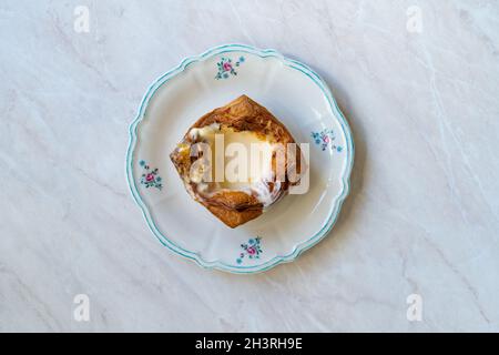 Creme Brulee Croissant in Teller. Bereit zum Essen. Traditionelles Dessert. Stockfoto