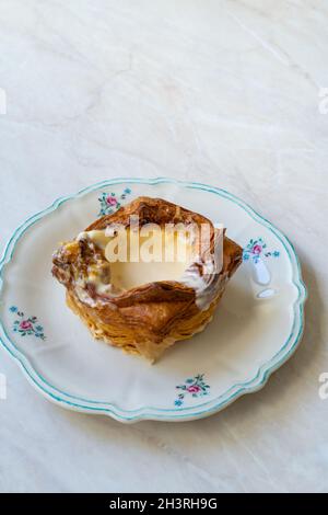 Creme Brulee Croissant in Teller. Bereit zum Essen. Traditionelles Dessert. Stockfoto