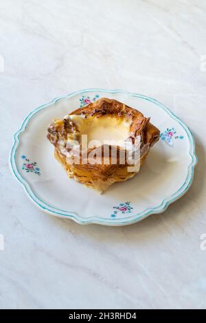 Creme Brulee Croissant in Teller. Bereit zum Essen. Traditionelles Dessert. Stockfoto