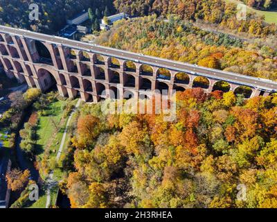 Herbstfoto der Goeltzschtalbrücke im Vogtland Stockfoto