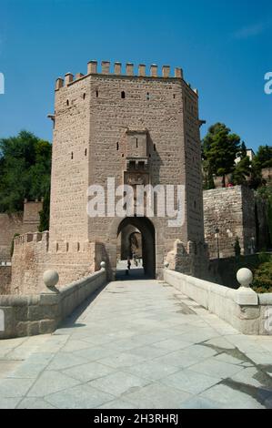 Toledo, Spanien der westliche Turm der historischen Alcantara-Brücke der Eingang zur antiken Stadt Vertikale Aufnahme Stockfoto