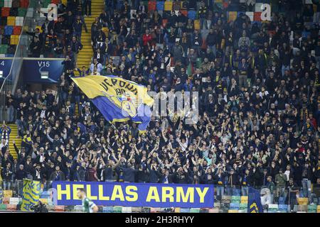 Udine, Italien. Oktober 2021. Fans von Hellas Verona während Udinese Calcio gegen Hellas Verona FC, italienische Fußballserie A Spiel in Udine, Italien, Oktober 27 2021 Quelle: Independent Photo Agency/Alamy Live News Stockfoto