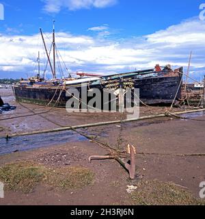 Bei Ebbe landt Thames auf der Küstenlinie des Flusses Orwell, Pin Mill, Großbritannien. Stockfoto