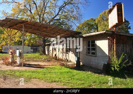 Alte verlassene Tankstelle im ländlichen Osten von Texas Stockfoto